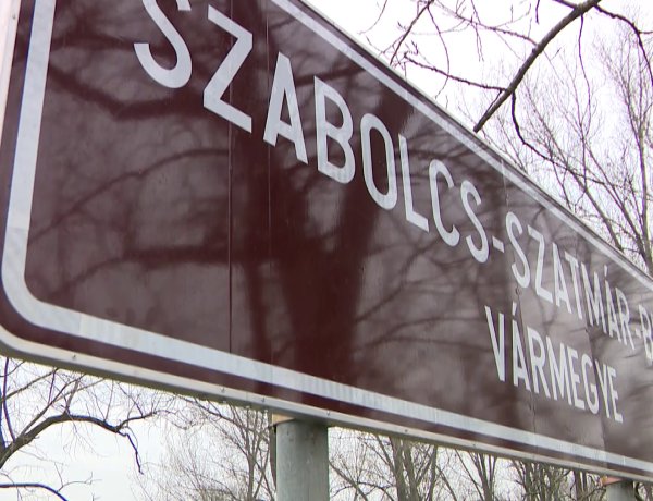 Vármegye - Zajlik a táblák cseréje 