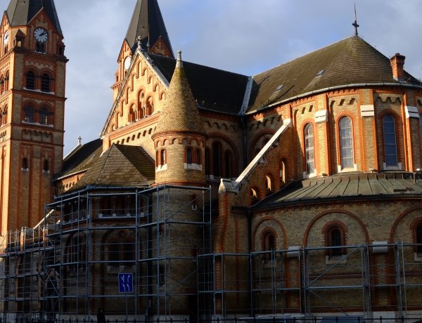 Templomfelújítás – Állványozzák a Magyarok Nagyasszonya-társszékesegyházat