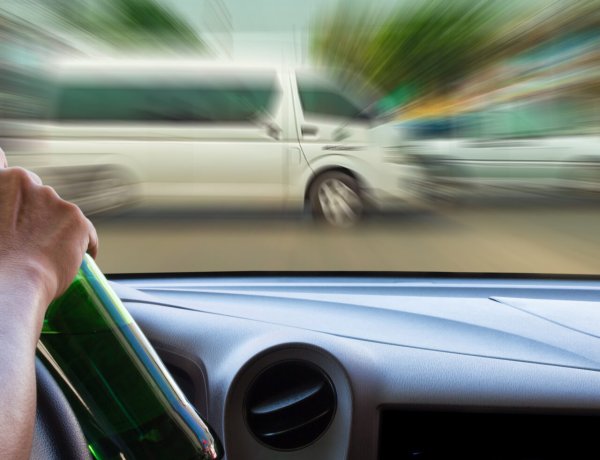 Kerítésnek csapódott az ittas sofőr