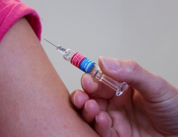 NNK: Mindenkinek javasolt az influenza elleni oltás beadatása