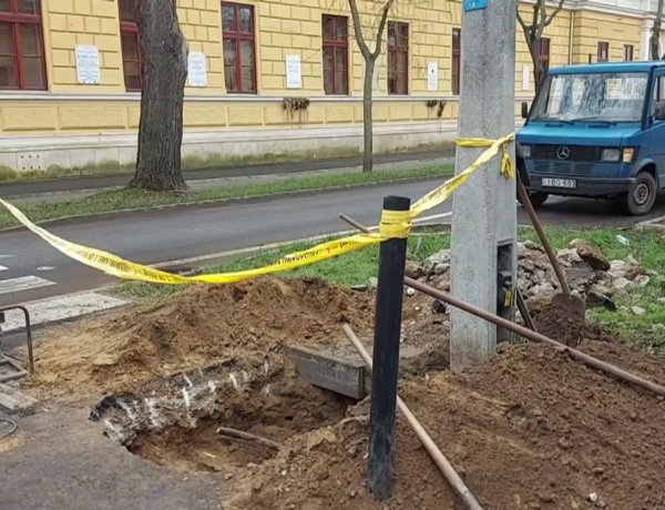 Erősáramú kábelek cseréjét végzik a Szent István utcán