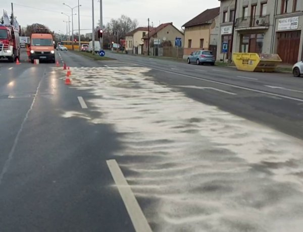Több száz liter gázolaj folyt el egy kisteherautó platóján szállított tartályból
