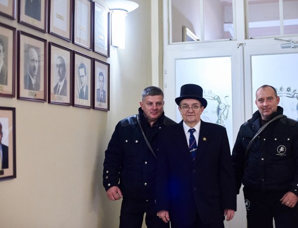 Hagyomány a Városházán: jókívánságokat és szerencsét hoztak a kéményseprők