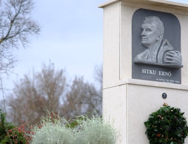 Lapidaris kő az emlékművön - Ma lenne 51 éves Sitku Ernő 
