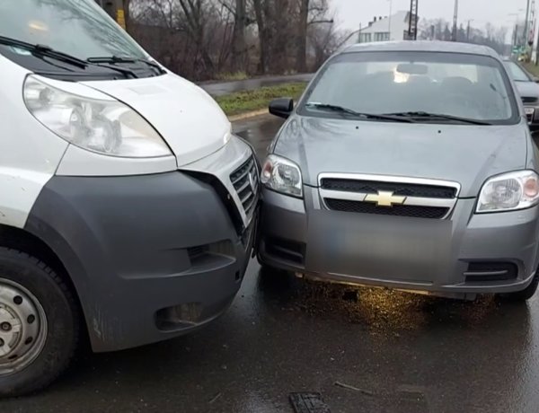 Két jármű ütközött a Kállói úton