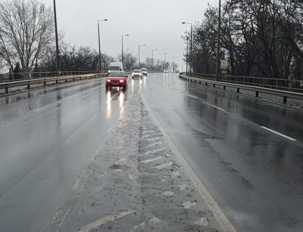 Körültekintőbben vezessenek a járművezetők a télies útviszonyoknak és az esős időjárásnak megfelelően