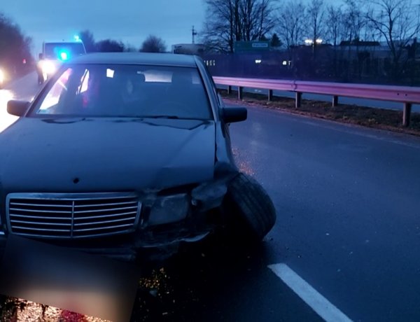 Megcsúszott a vizes burkolaton egy autó kedd este Rozsrétszőlő és Nyíregyháza között