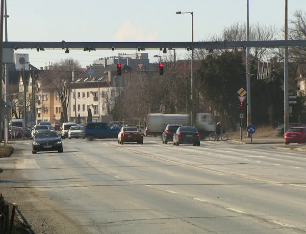 Januártól otthon lehet hagyni a jogosítványt és a forgalmit