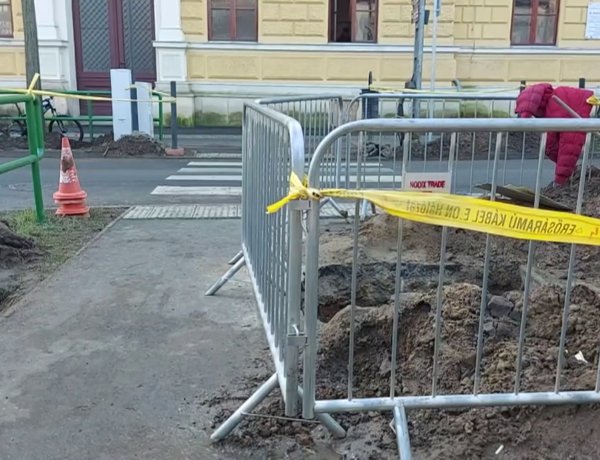 Továbbra is dolgoznak a Kossuth gimnázium előtt, útszűkületre kell számítani a Szent István utcán