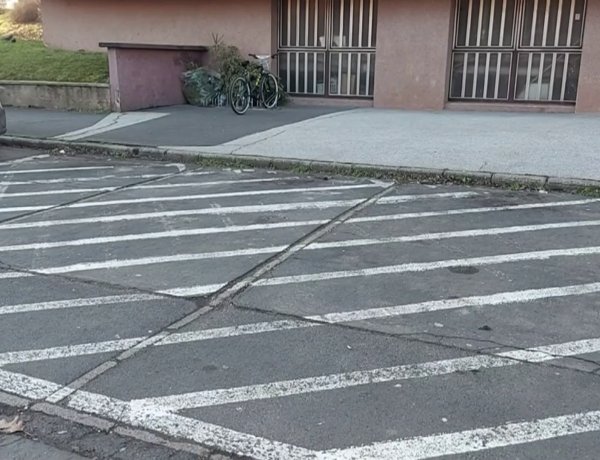 Sok esetben elzárt területen parkolnak a Május 1. téren