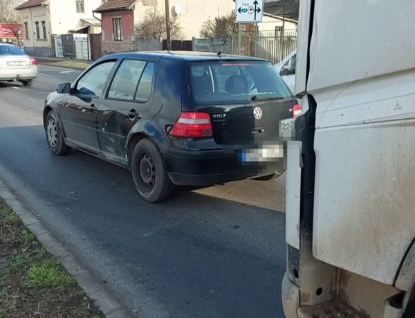 Egy nyerges vontató és egy személyautó ütközött össze a Mező utcán
