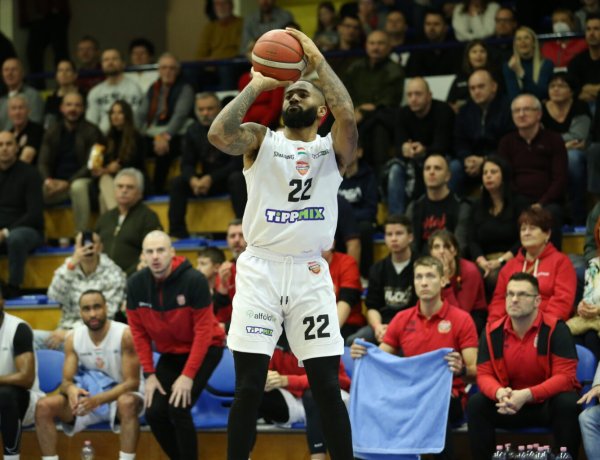 Szoron meccsen kaptak ki a Cápák Szolnokon