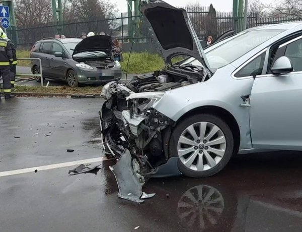 A Derkovits utcánál ütközött két autó a Dugonics utcai kereszteződésben