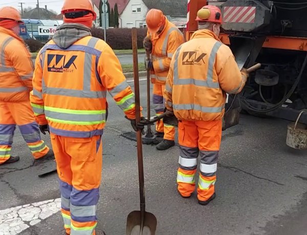 Kátyúzási munkálatokat végeztek vasárnap a Magyar Közút munkatársai