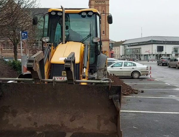 A Nyírtávhő végez bontást egy távhővezeték törése miatt a könyvtár melletti járdán