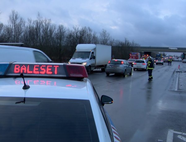 Két kisteherautó karambolozott a 4-es számú főúton Nyíregyháza határában, egy személy megsérült, több jármű defektet kapott