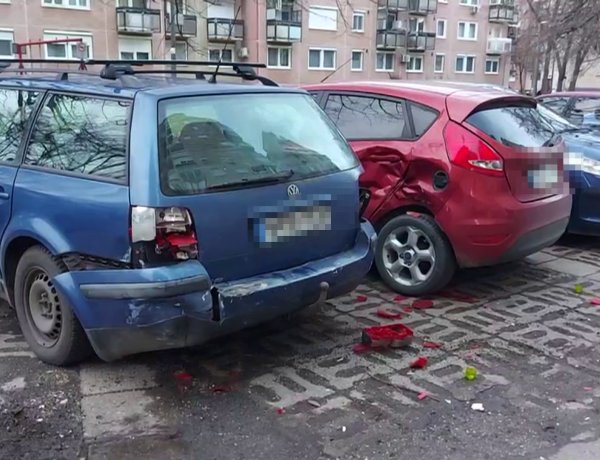 Két parkoló autónak és falnak ütközött egy jármű Örökösföldön