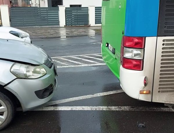 Egy busz és egy személyautó karambolozott a Család utcai körforgalomban