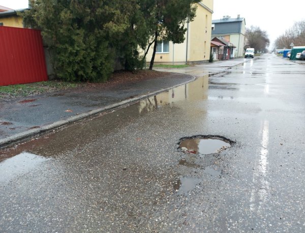 Az időjárás miatt több kátyú is keletkezett a város úthálózatában