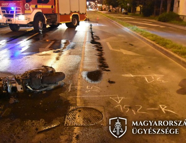  Piroson hajtott át, motorost gázolt 