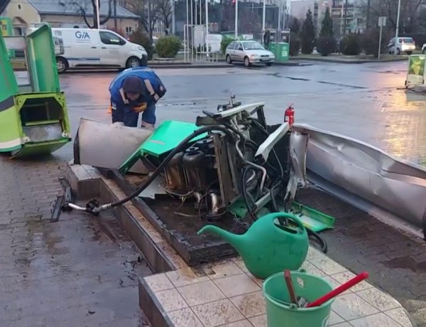 Kútoszlopot döntött ki tolatás közben egy teherautó a Széna téri benzinkúton
