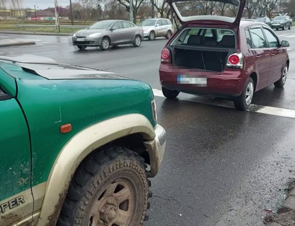 Egy terepjáró vezetője egy személygépkocsi hátuljának ütközött a 41-es számú főúton