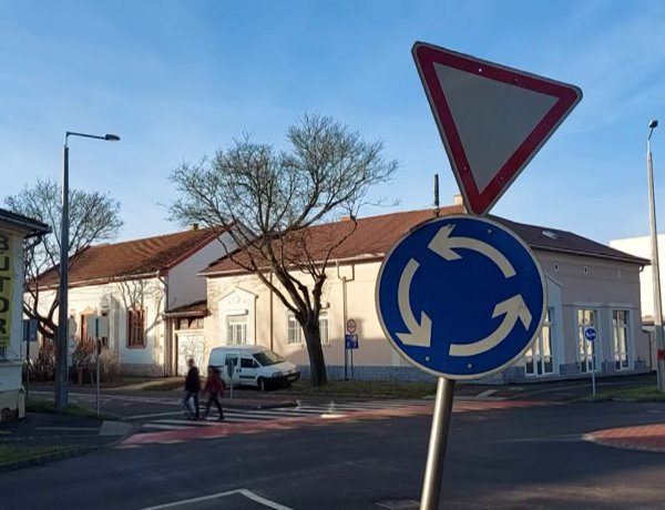 KRESZ táblának hajtott egy ismeretlen sofőr a Szent István és Nádor utcai körforgalomban