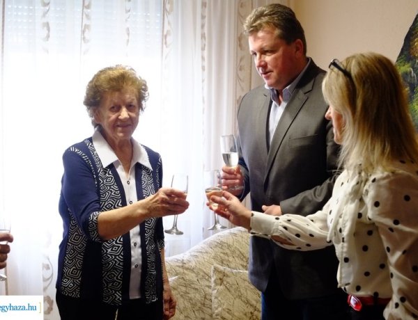Kozák Józsefnét 90. születésnapja alkalmából köszöntötték