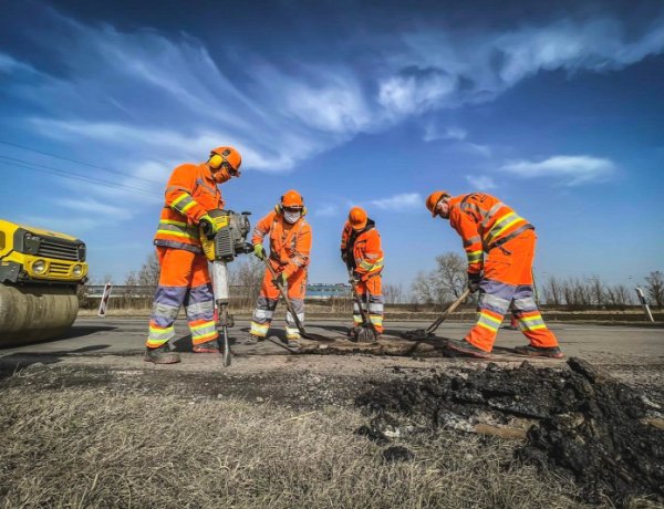 Videó: Kész, vége, ennyi. Ettől egyszerűbben már nem lehet bemutatni, hogyan alakulnak ki a kátyúk