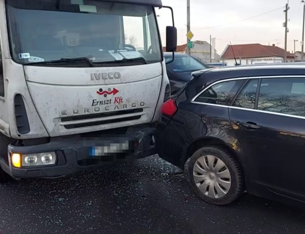 Ráfutásos baleset történt a Debreceni úti felüljárónál