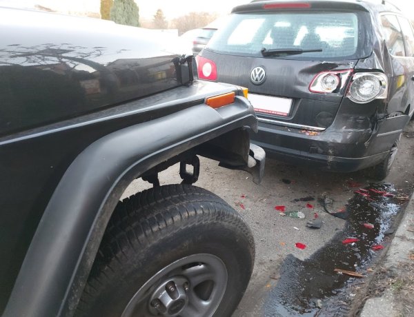 Hirtelen sávot váltó autóbusz miatt egy jármű félrerántotta a kormányt és parkoló autónak ütközött