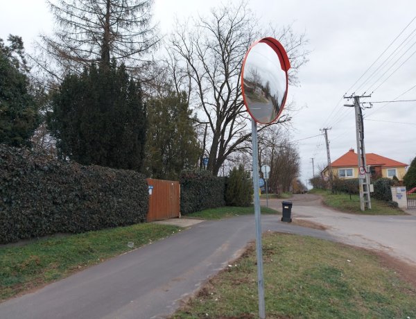 Újabb parabolatükör teszi még biztonságosabbá a közlekedést Nyíregyházán