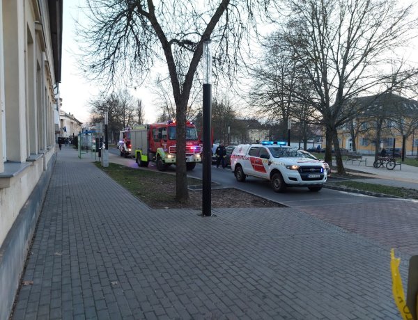 Sűrű, fekete füst szivárgott egy oktatási intézmény földszinti mosdójából Nyíregyházán