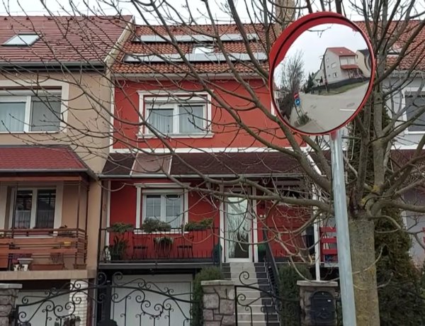 Újabb parabolatükröt helyeztek el a Kórház utca és Herman Ottó utca kereszteződésénél