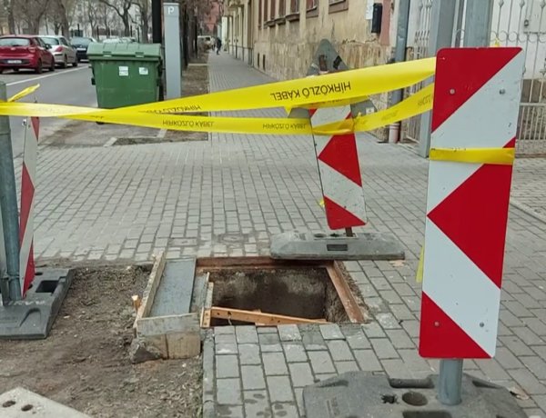 A város több pontján is megsüllyedt csatorna-fedlapokat javítanak