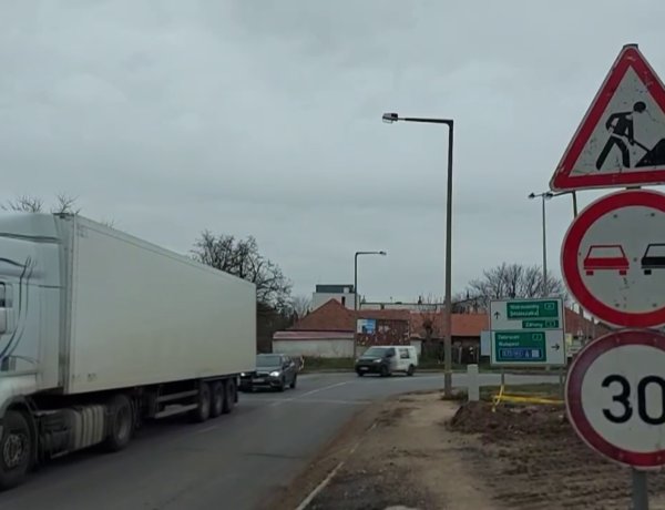 Továbbra is 30 km/h-s sebességkorlátozás és előzési tilalom van érvényben a Móricz Zsigmond utcán