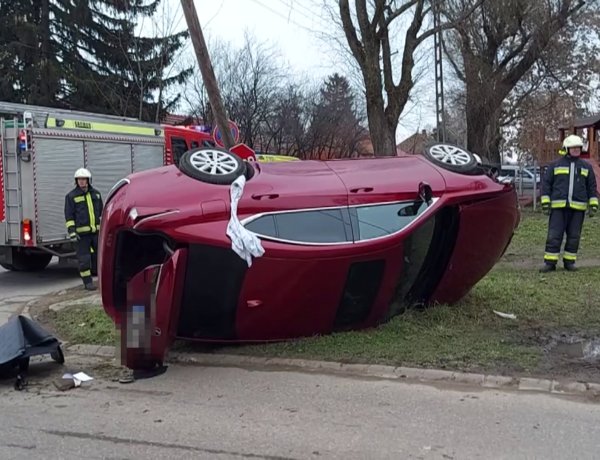 Villanyoszlopnak ütközött, majd felborult egy autó a Mikszáth Kálmán és Czuczor Gergely utcai kereszteződésben
