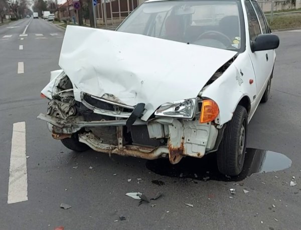 Nagy erővel ütközött össze két autó a Derkovits és Dugonics utca kereszteződésében