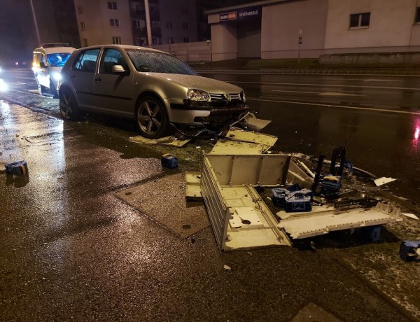 Hármas karambol történt pénteken este a Mező utcánál