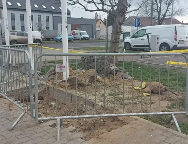 Erősáramú kábel helyreállítását végzik a Titász szakemberei a Szegfű utcánál