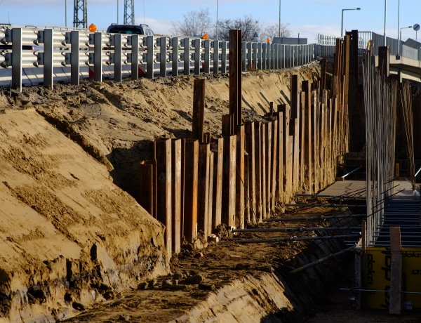 Megújuló csomópont – Jelzőlámpás csomópontot alakítanak ki a Tiszavasvári úti felüljárónál