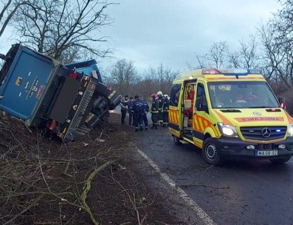 Szerda reggel Vargabokornál egy nyerges vontató és egy személyautó ütközött