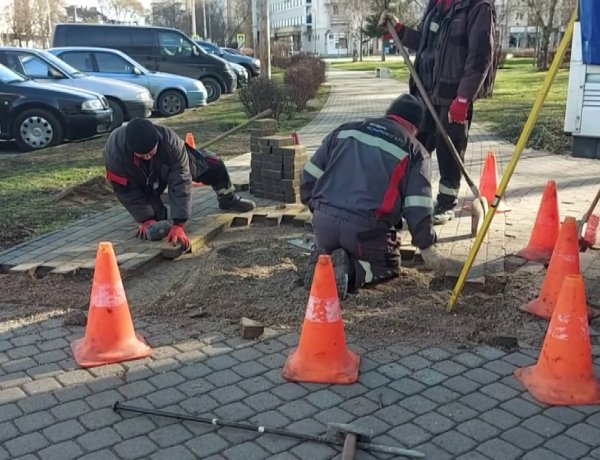 Térburkolat-javítási munkálatokat végez a NYÍRVV a Kálvin téren
