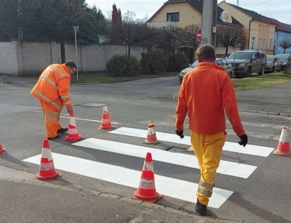 A jó időnek köszönhetően a burkolati jelek festését folytatták a Színház utcánál a szakemberek
