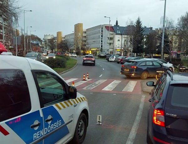Szerda délután egy kerékpáros és egy személyautó ütközött az Országzászló téri gyalogátkelőhelyen