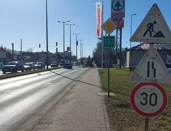 A Nyírségvíz szakemberei a László utcánál végeznek feltárást