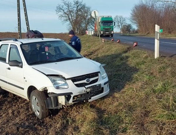 Egy személyautó megsodródott Nagykállónál, letért az úttestről, majd felborult