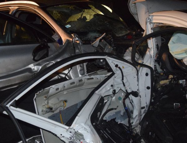 Frontálisan ütközött két gépkocsi