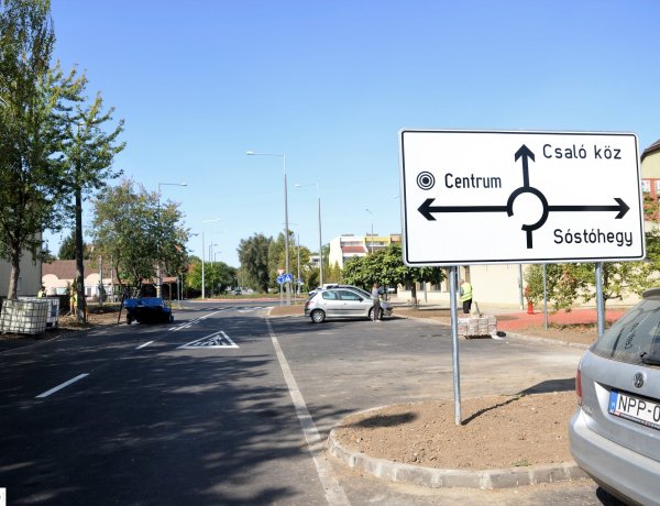 Lezárult a „Korányi Frigyes utca felújítása, a Korányi Frigyes utca – Csaló köz csomópontban körforgalom kiépítése és a Szarvas utca felújítása” című projekt