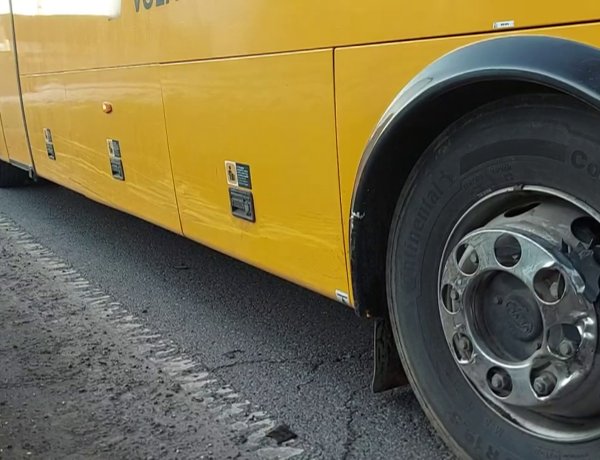 Távolsági busz elé hajtott egy külföldi rendszámú személyautó az Orosi út kivezető szakaszán